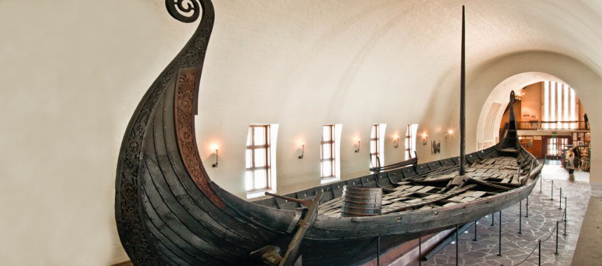 Старинный корабль викингов Oseberg в музее Осло, Норвегия