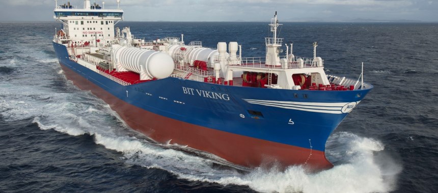 Танкер-продуктовоз Bit Viking имеет судовой двигатель, работающий на двух видах топлива