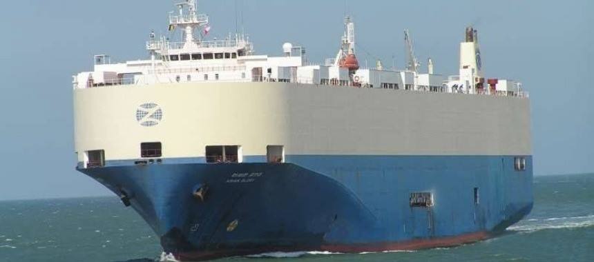 Захваченное сомалийскими пиратами судно «Asian Glory» следует в океан