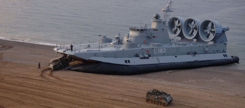 Высадка десантной группы с судна на воздушной подушке типа Зубр
