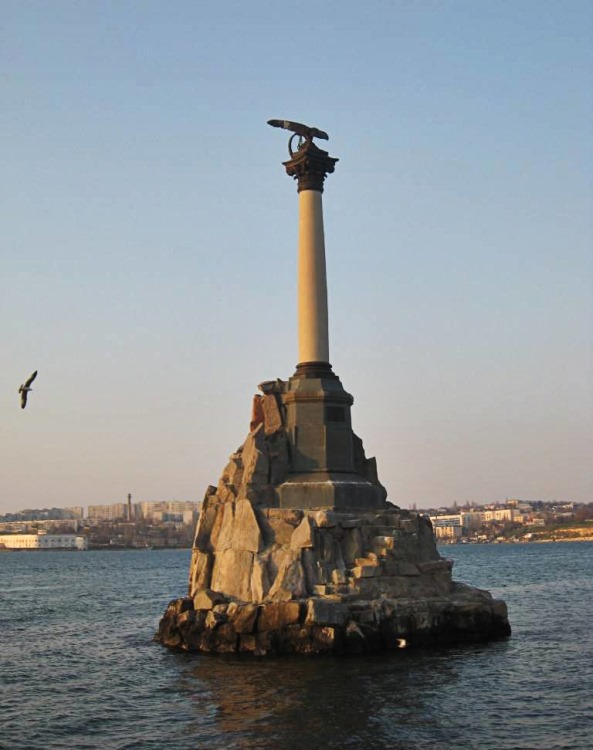 Памятник затопленным кораблям в Севастополе - именно здесь были затоплены корабли, чтобы заблокировать подступы к городу
