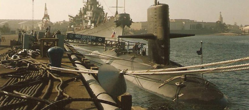 Атомная подводная лодка USS Guitarro (SSN-665) у причала