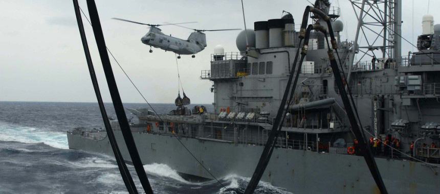 Передача грузов вертикальным способом с помощью вертолета Sea Knight