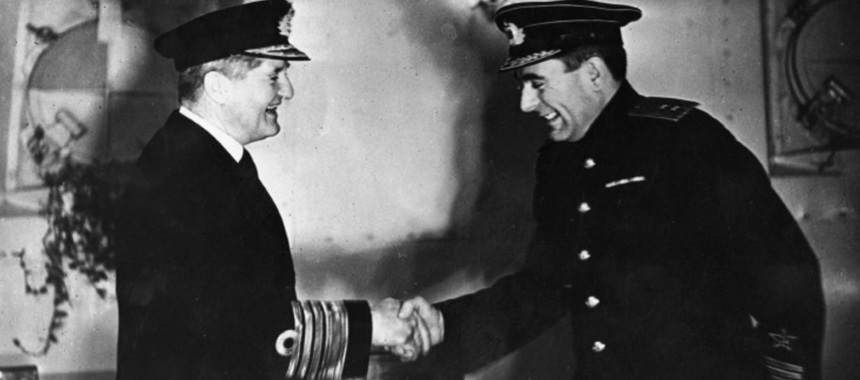 Командующий флотом метрополии британский адмирал Б. Фрейзер и командующий Северным флотом вице-адмирал А.Г. Головко после боя у мыса Нордкап