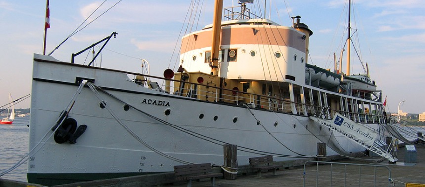 Популярный экспонат, судно CSS Acadia