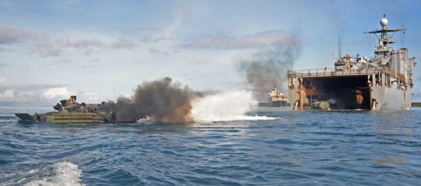 Высадка десантных средств с корабля Уидби Айленд