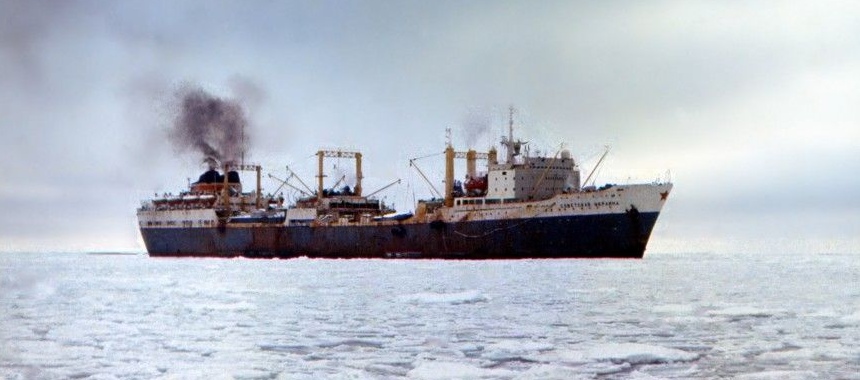 Промысловое судно Советская Украина у берегов Антарктиды