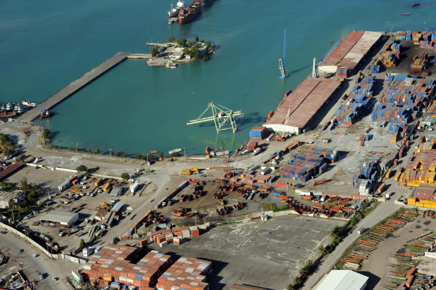 Последствия землетрясения в порту города Порт-о-Пренс