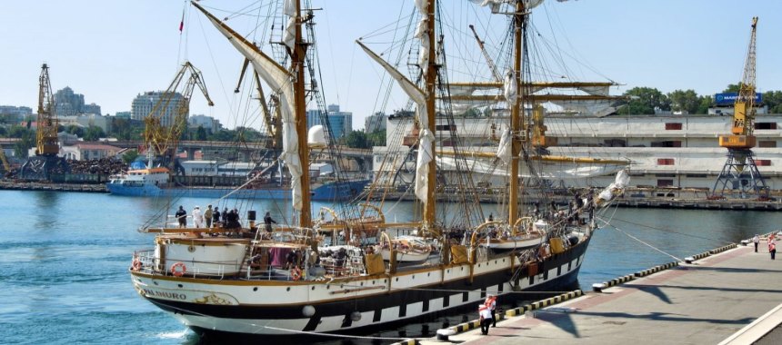 Баркентина Палинуро швартуется в порту Одессы