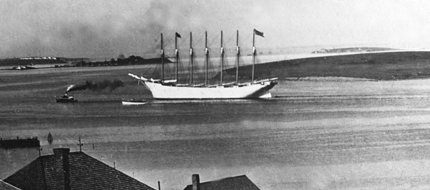 Семимачтовое парусное судно выходит из гавани