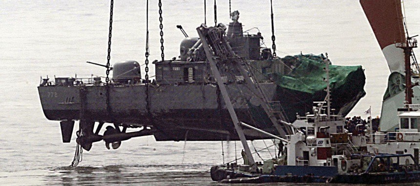 В Желтом море удалось поднять кормовую часть южнокорейского корвета «Cheonan»