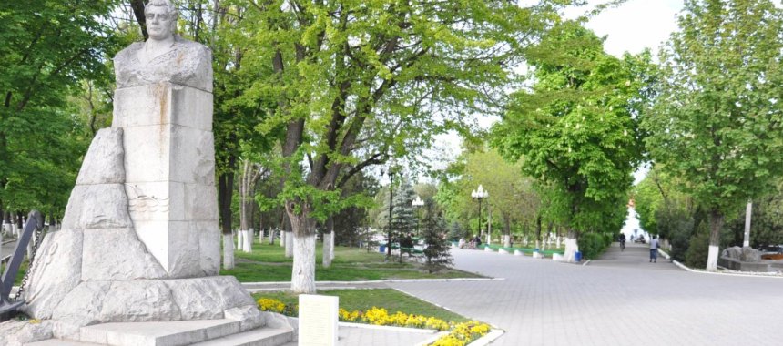 Монумент адмиралу Головко в городе Прохладном, родине легендарного флотоводца