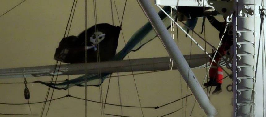 Крейсер «Аврора» украсили пиратским флагом