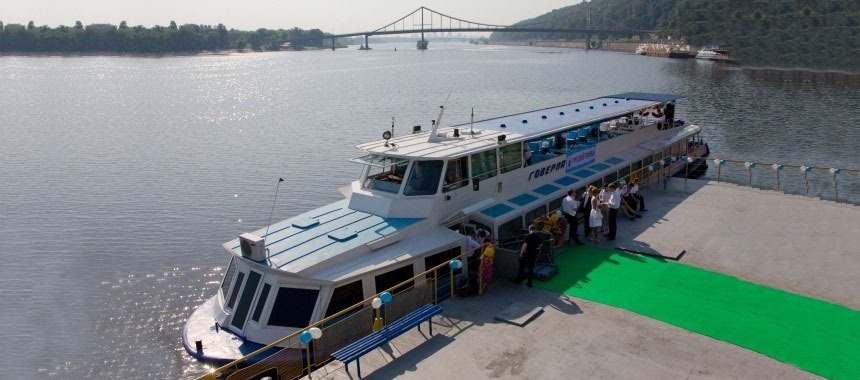 В Киеве открылся речной трамвайчик