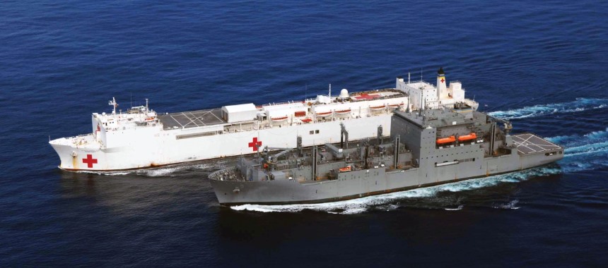 Военный транспорт снабжения USNS Robert E. Peary и госпитальное судно USNS Comfort