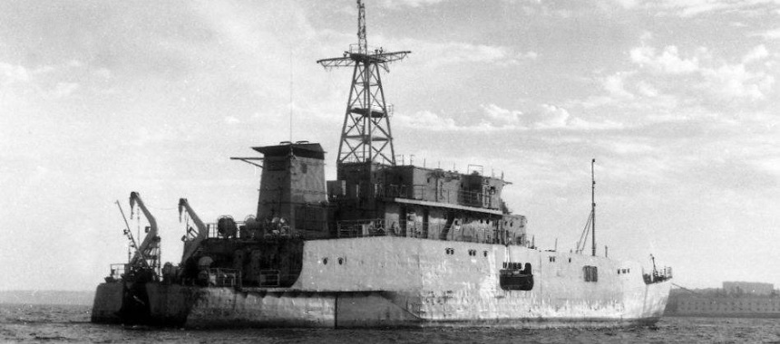 Опытовое судно Форос 28 сентября 1995 года на внешнем рейде Севастополя