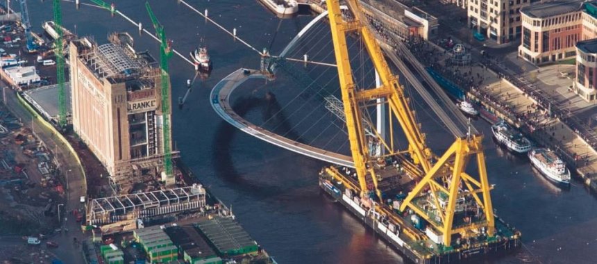 Плавучий кран транспортирует наклоняемый мост Миллениум в Северной Англии