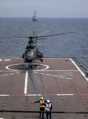 Десантно-вертолётный корабль-док RSS Resolution (208) 2