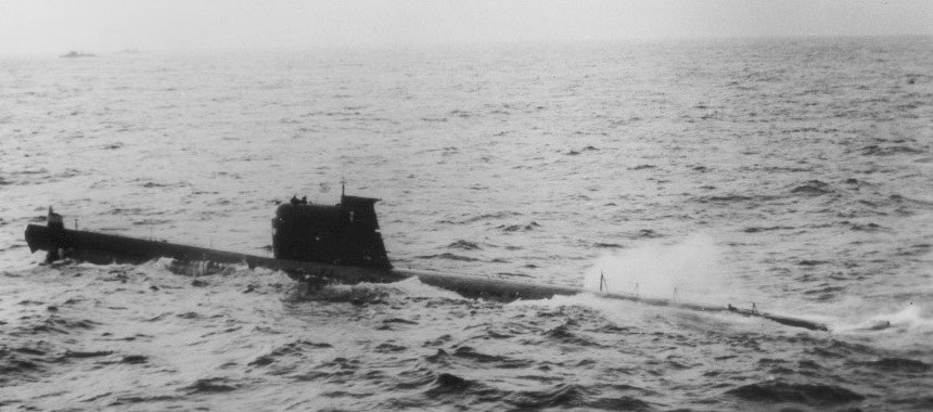 Два американских эсминца сопровождают советскую субмарину
