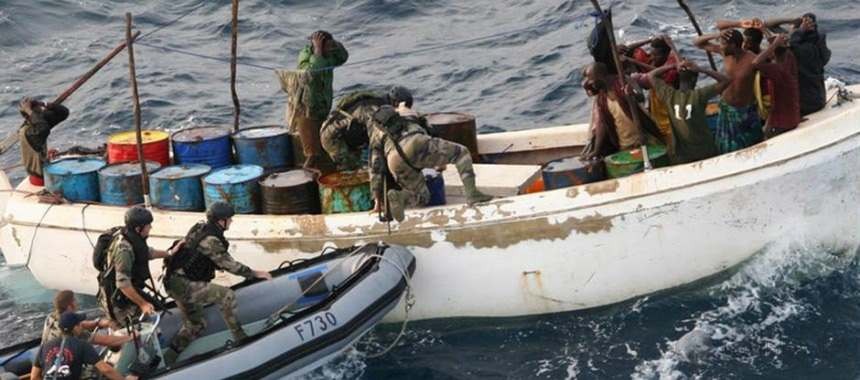 Французские военные моряки задержали 12 сомалийских пиратов