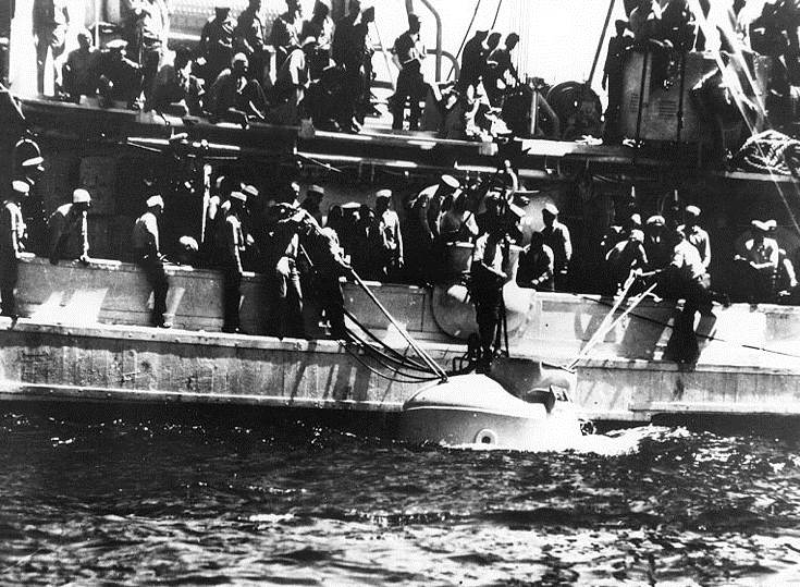 Спасательная команда спасает экипаж лодки USS Squalus, май 1939