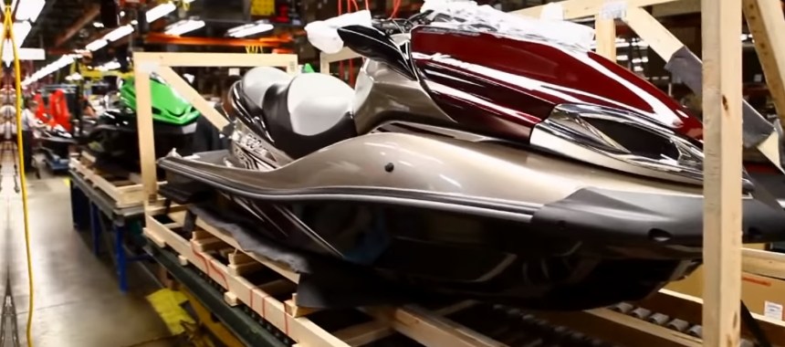 Водный мотоцикл Kawasaki упаковывается и отправляется на склад