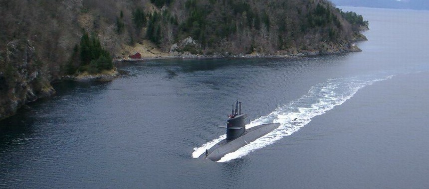 Подводная лодка HNLMS Dolfijn среди фьордов Норвегии
