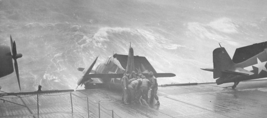 Палубная команда пытается закрепить самолет на палубе