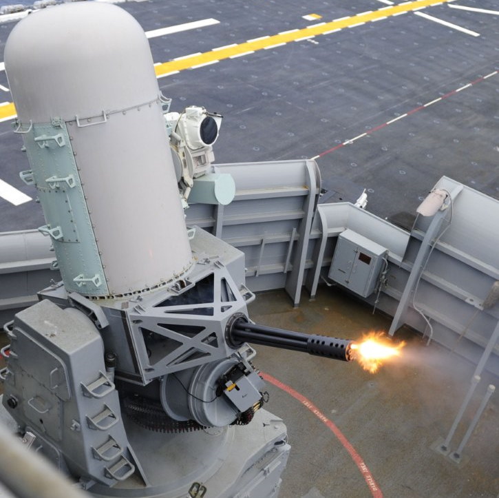 Зенитная система Vulkan Phalanx на борту универсального десантного корабля USS Boxer