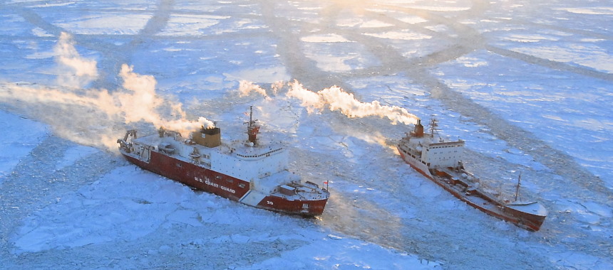 Ледокол USCG Healy сопровождает танкер Renda в Ном