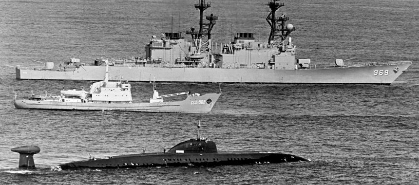Советская подлодка проект 671 РТМ и эсминец ВМС США USS Peterson (DD-969)