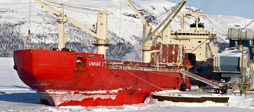 Мощный ледокол Umiak I в одном из портов Канады