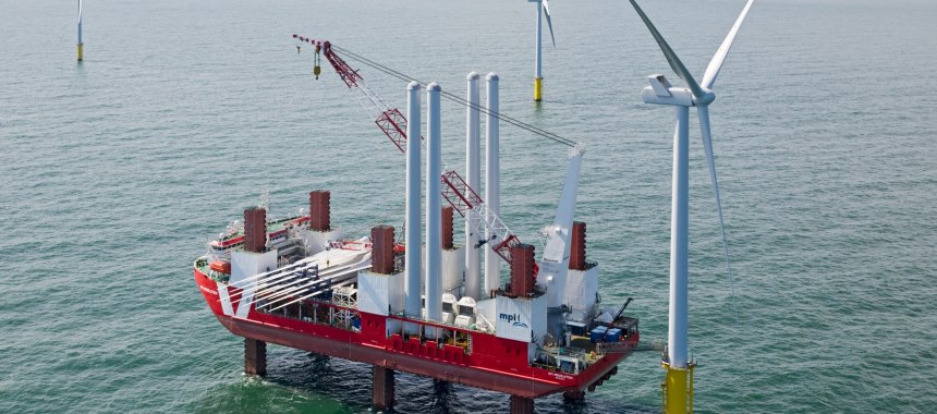 Самоподъемное судно MPI Resolution производит монтаж ветровой турбины