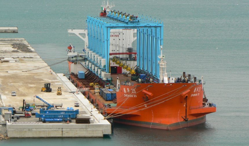 Погрузки контейнерного крана на судно-тяжеловоз Zhen Hua 23