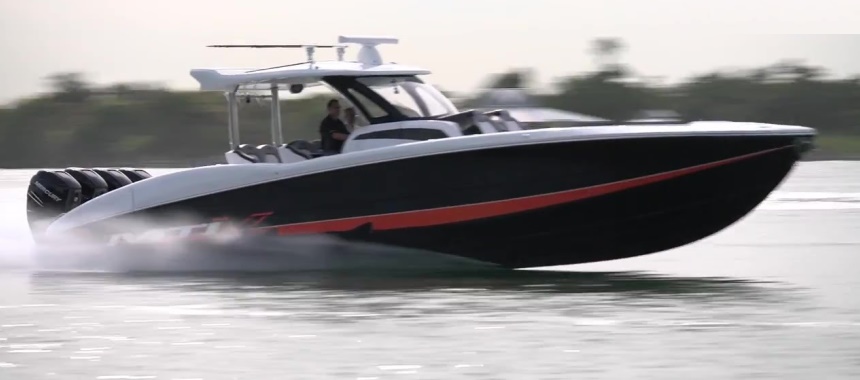 Моторная лодка MTI-V серии 42 XSF развивает скорость хода до 85 км/час