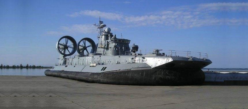 Амфибийно-десантный корабль на воздушной подушке Зубр на якоре
