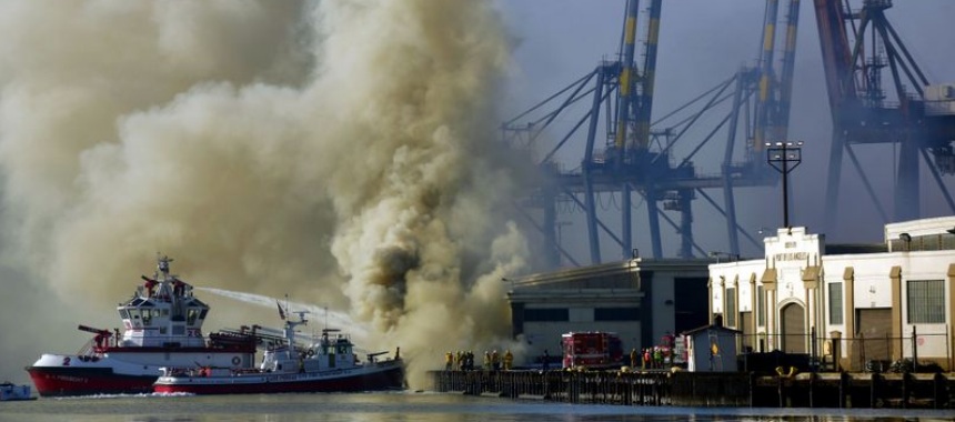 L.A. Fireboat 2 на тушении пожара в гавани