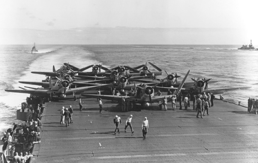 Подготовка к запуску самолетов с авианосца USS Enterprise (CV-6) 4 июня 1942 года