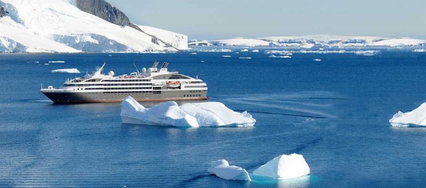 С верхней палубы лайнера пассажиры могут насладиться антарктическими пейзажами