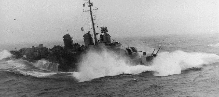 Эсминец USS Maddox в штормовом море
