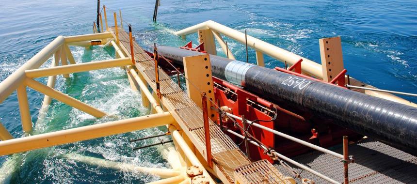 Спуск готового трубопровода на морское дно