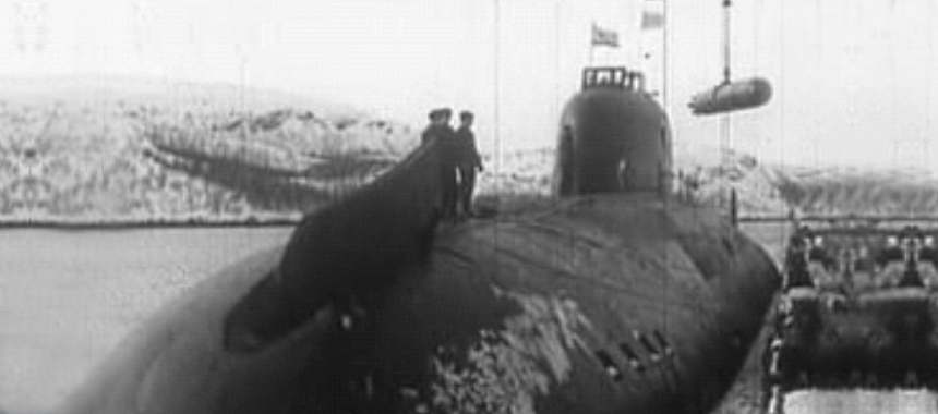 Погрузка торпеды на советскую подводную лодку С-144
