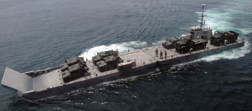 Транспортировка военной техники к берегу на десантной платформе класса MLP