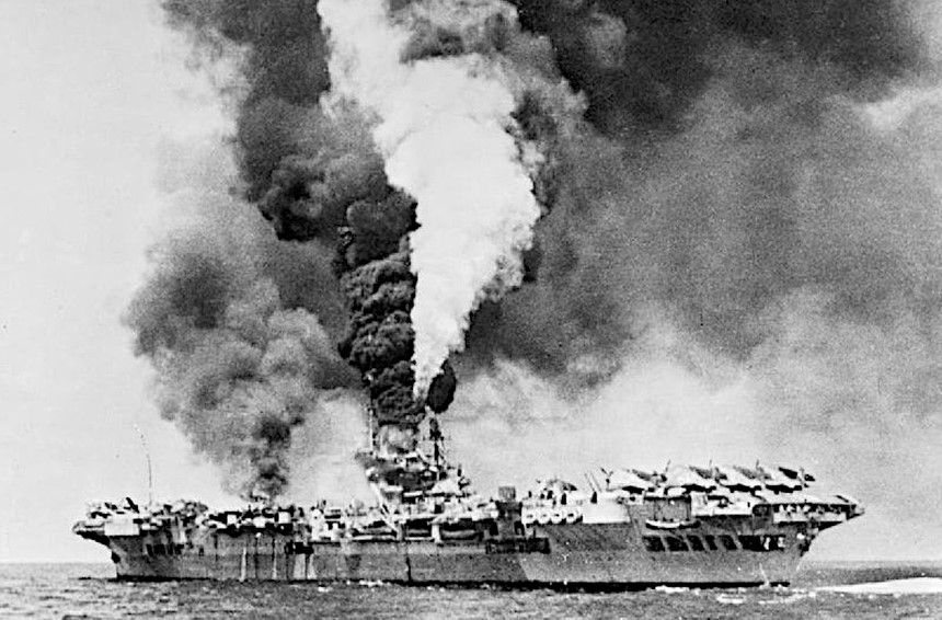 Пожар на британском авианосце HMS Formidable после атаки камикадзе в битве за Окинаву в 1945 году