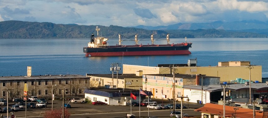 Сухогруз направляется в порт Портленд по реке Колумбия