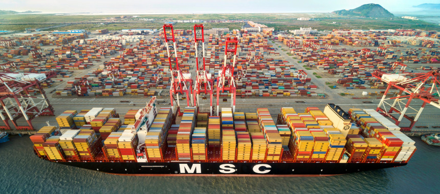 Самый большой в мире контейнеровоз MSC Gülsün в контейнерном терминале