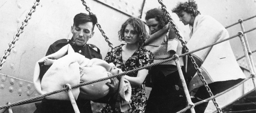 Спасение женщин и детей с тонущего корабля