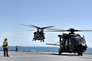 Landing helicopter dock HMAS Canberra (L02) 4