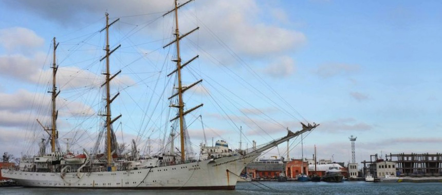 Парусный корабль Дружба в Практической гавани порта Одессы