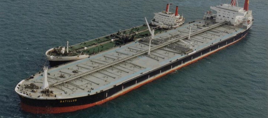 Сравните размеры типичного танкера с супертанкером